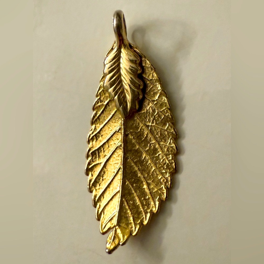 Stunning Gold Plated Leaf Pendant - Picture 1 of 3